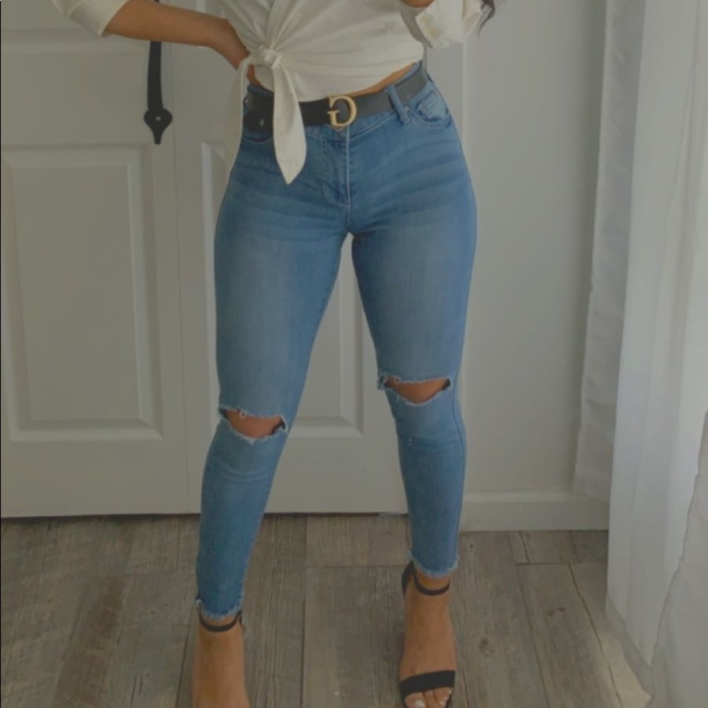 Mid rise knee ripped jeans